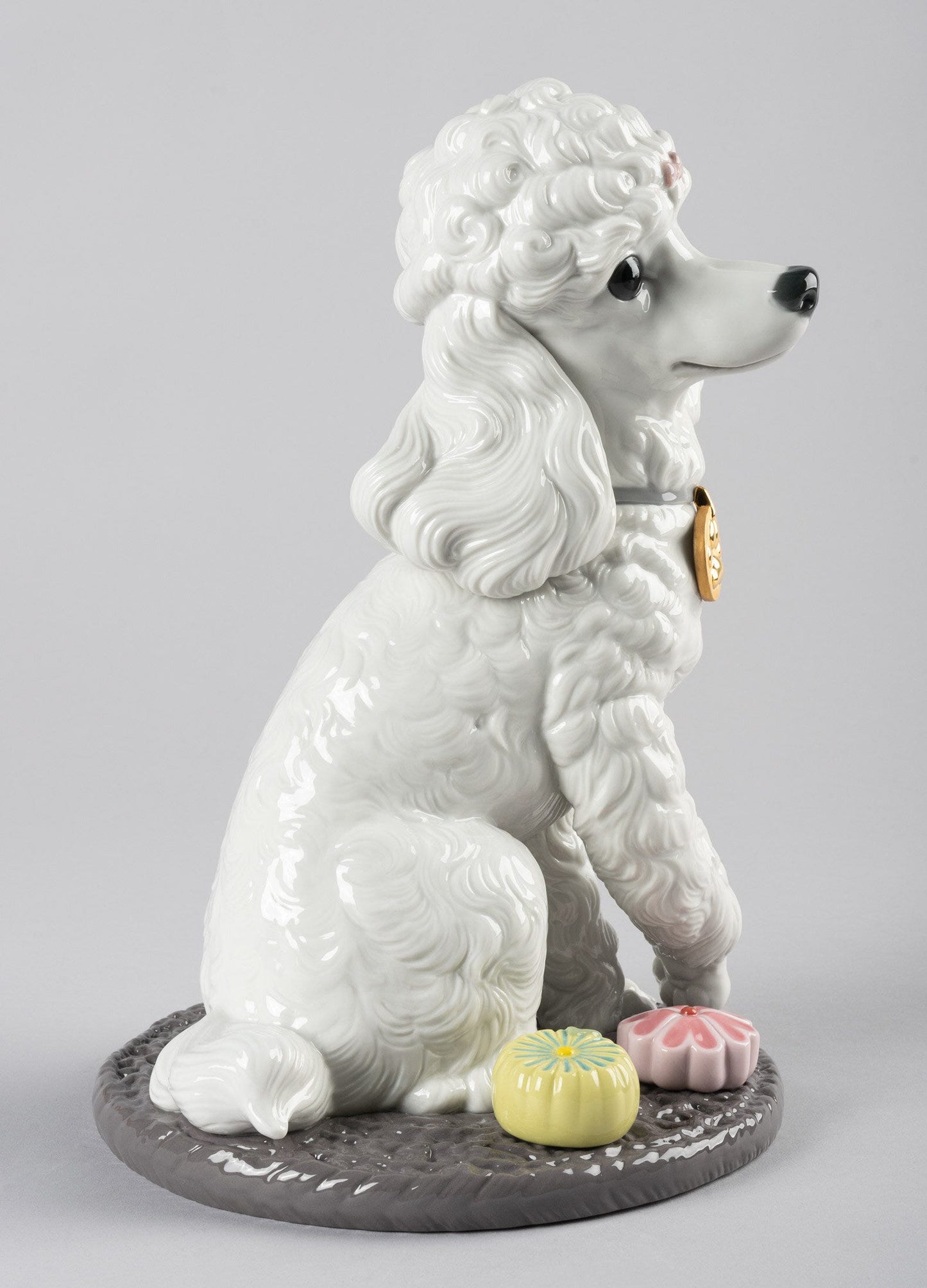 01009472 | Figura perro Caniche con mochis