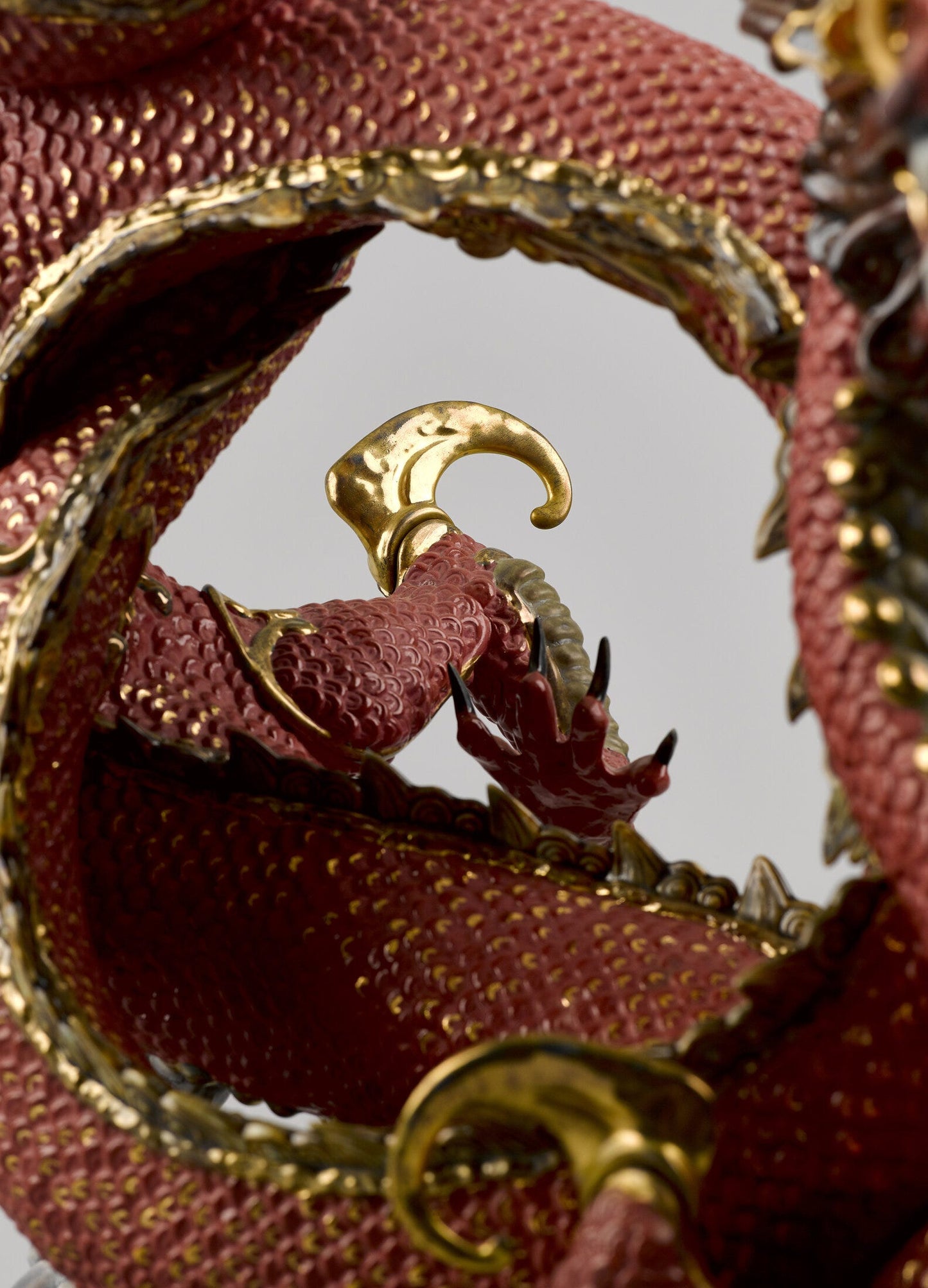 01008625 | Escultura Dragón auspicioso. Rojo. Serie limitada