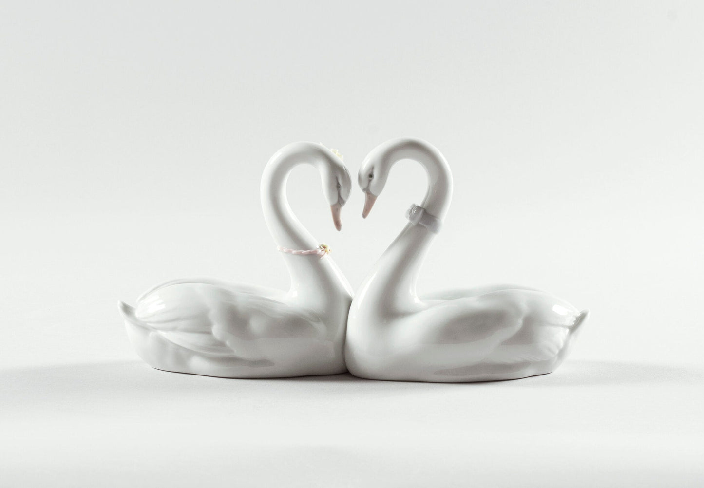 01006585 | Figura cisnes Corazón blanco