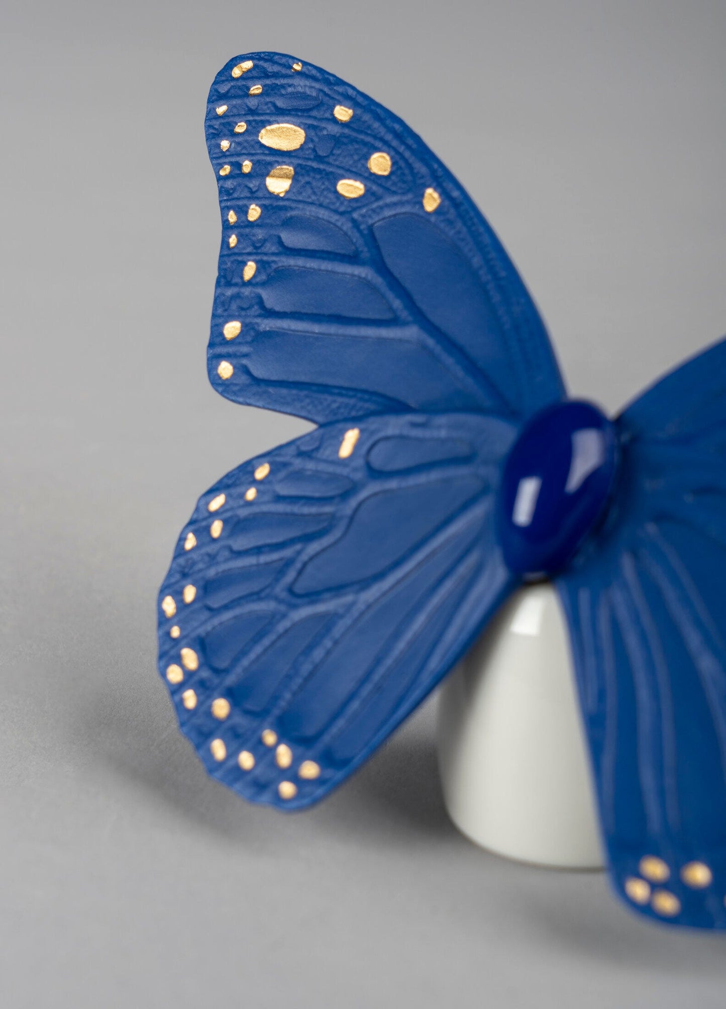 01009452 | Figura Mariposa. Lustre oro y azul