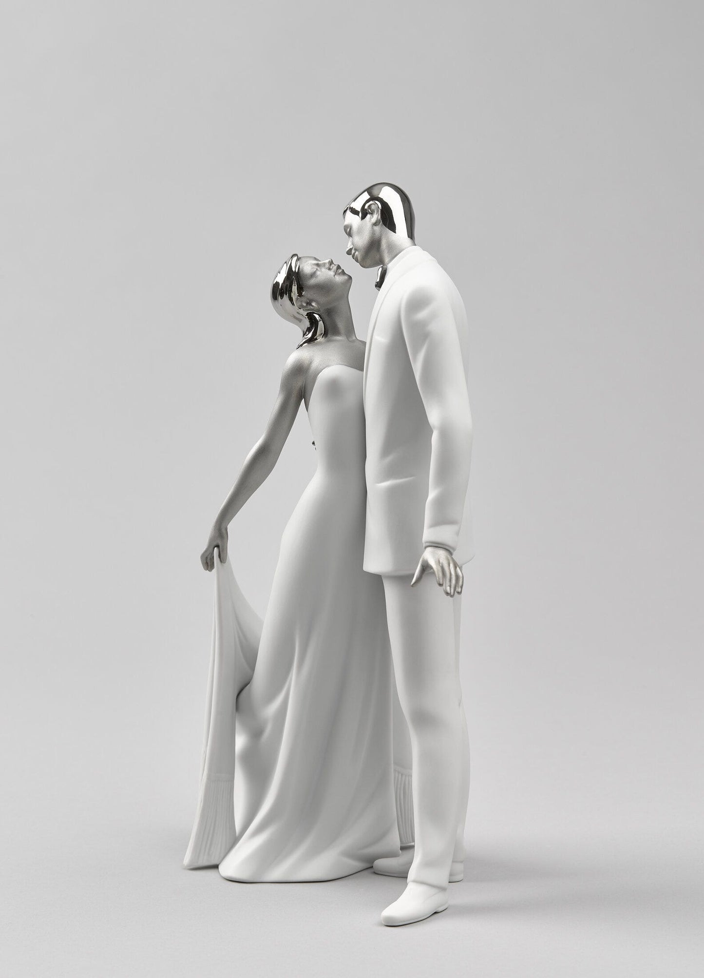 01007045 | Figura joven pareja Feliz aniversario. Lustre plata