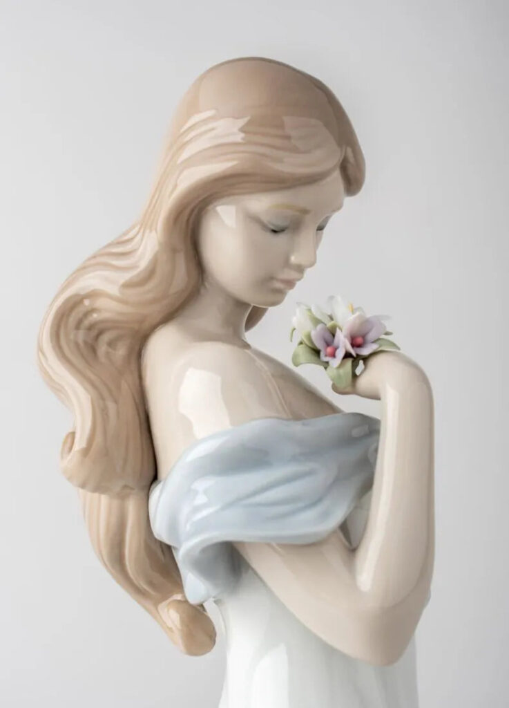 Figura mujer El susurro de las flores – Santacreu Store