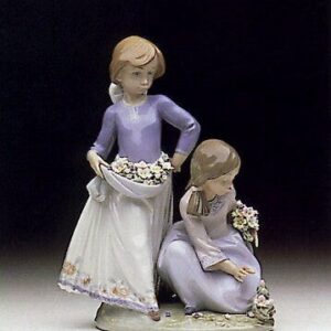 NIÑAS COGIENDO FLORES – Santacreu Store