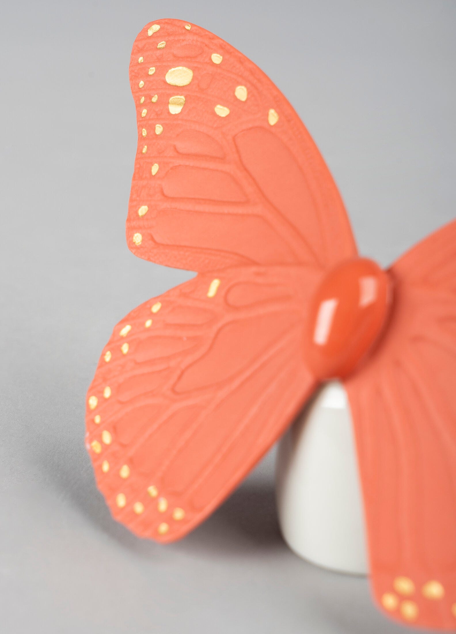 Figura Mariposa. Lustre oro y coral – Santacreu Store