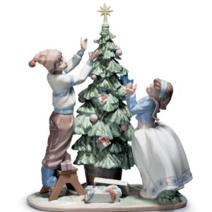 Figura niños Arreglando el árbol de Navidad – Santacreu Store