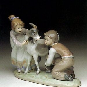 NIÑOS ORDEÑANDO LA CABRA – Santacreu Store