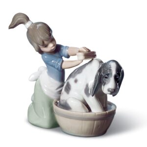 Figura niña Lavando al perro – Santacreu Store