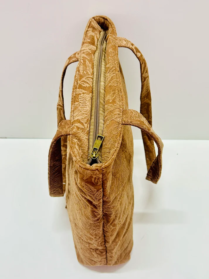 Bolso pequeño de tela La Matilda tostado flor - Imagen 3