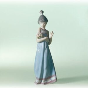NIÑA CON RAMO DE FLORES – Santacreu Store