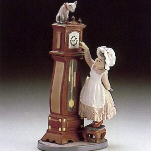 NIÑITA PONIENDO LA HORA – Santacreu Store
