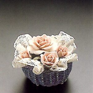 CESTO CON PAÑUELO Y ROSAS – Santacreu Store